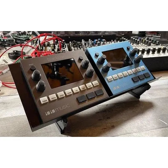 SynthRISE Expansion Shelf Medium met 1010music-gear op een standaard