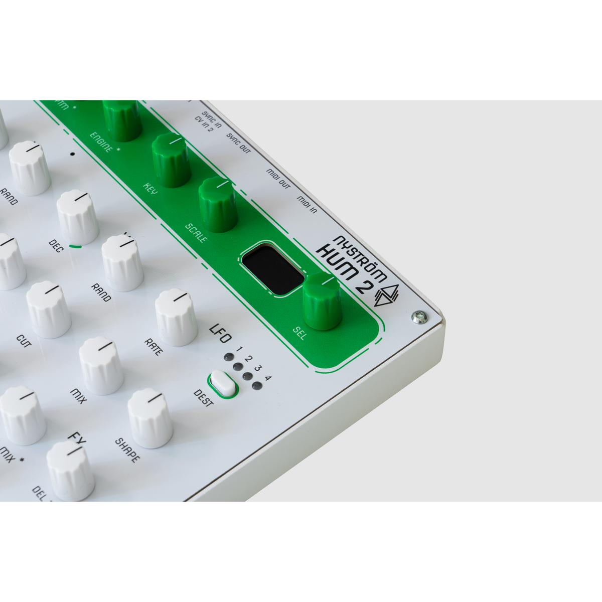 Close-up van het HUM 2-logo, het display, de SEL-encoder en de LFO-regelaars