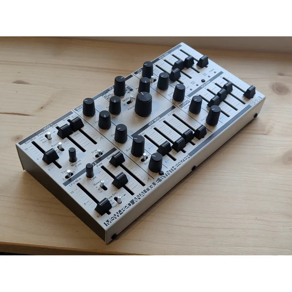 Michigan Synth Works MSW-820 synthesizer, schuin aanzicht