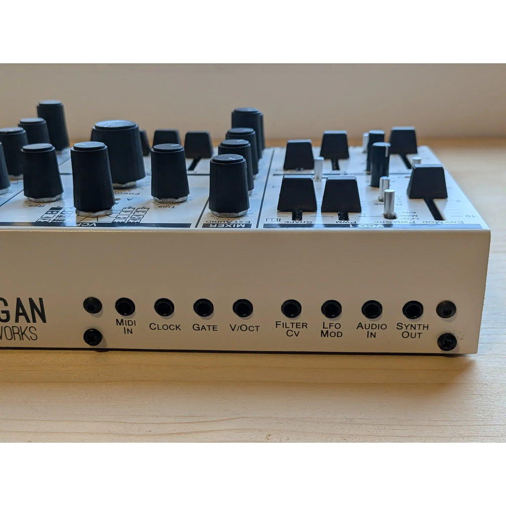 Michigan Synth Works MSW-820 achterpaneel met MIDI-, CV- en audioaansluitingen
