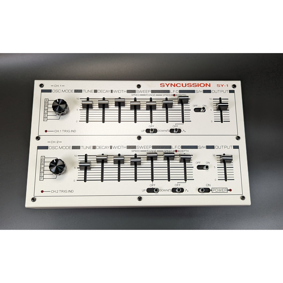 Michigan Synth Works SY-1 analoge drumsynth, replica van de Pearl Syncussion